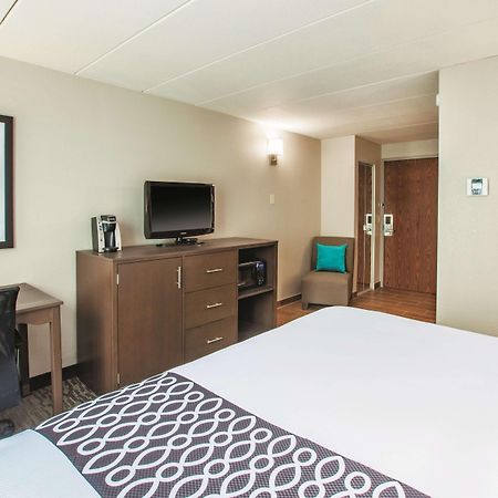 La Quinta By Wyndham Sturbridge Hotel Bagian luar foto