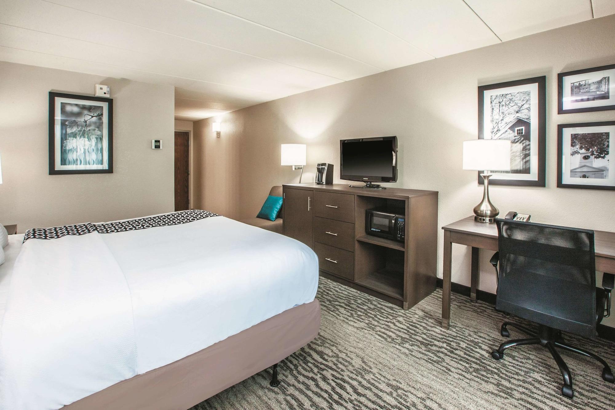 La Quinta By Wyndham Sturbridge Hotel Bagian luar foto