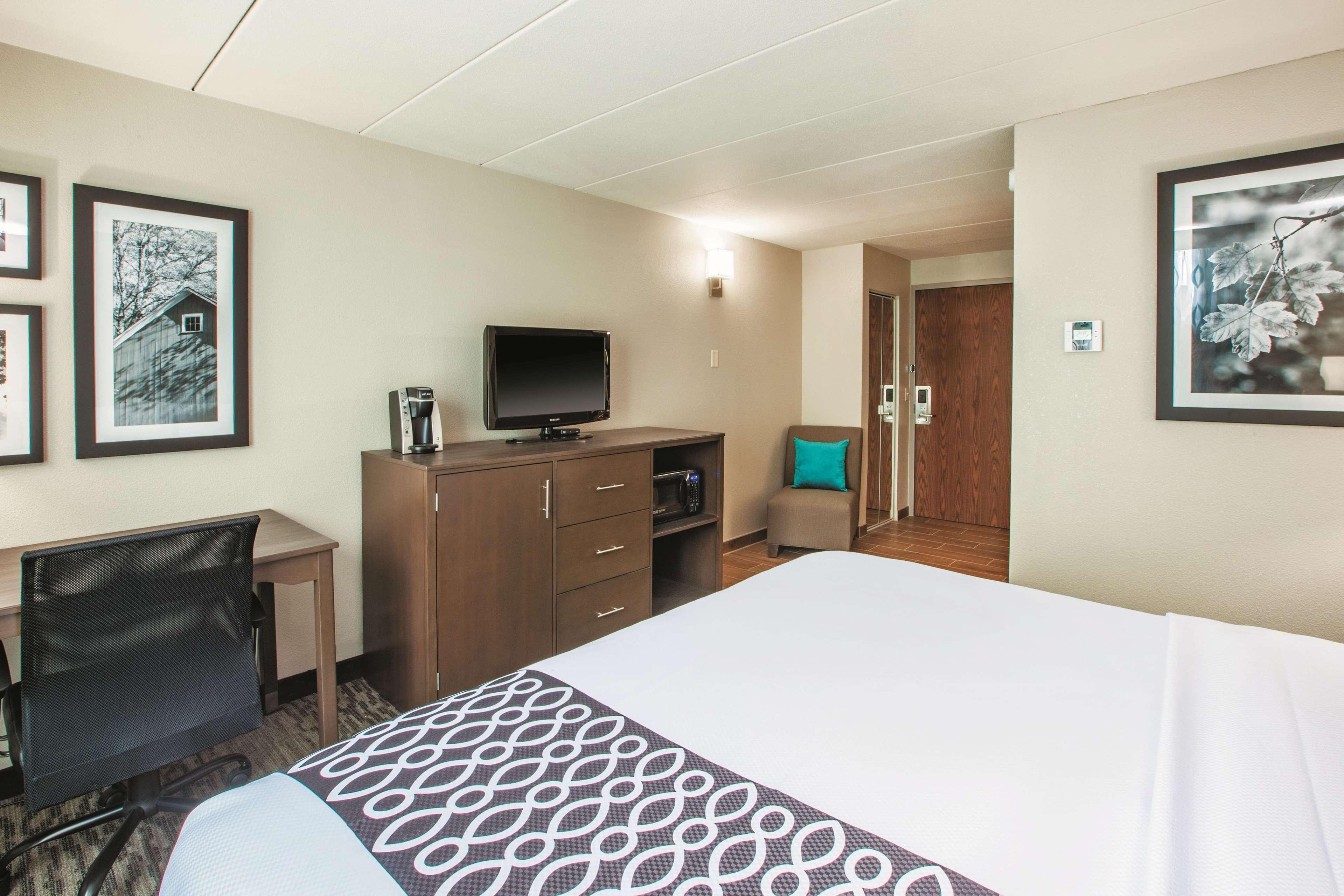 La Quinta By Wyndham Sturbridge Hotel Bagian luar foto