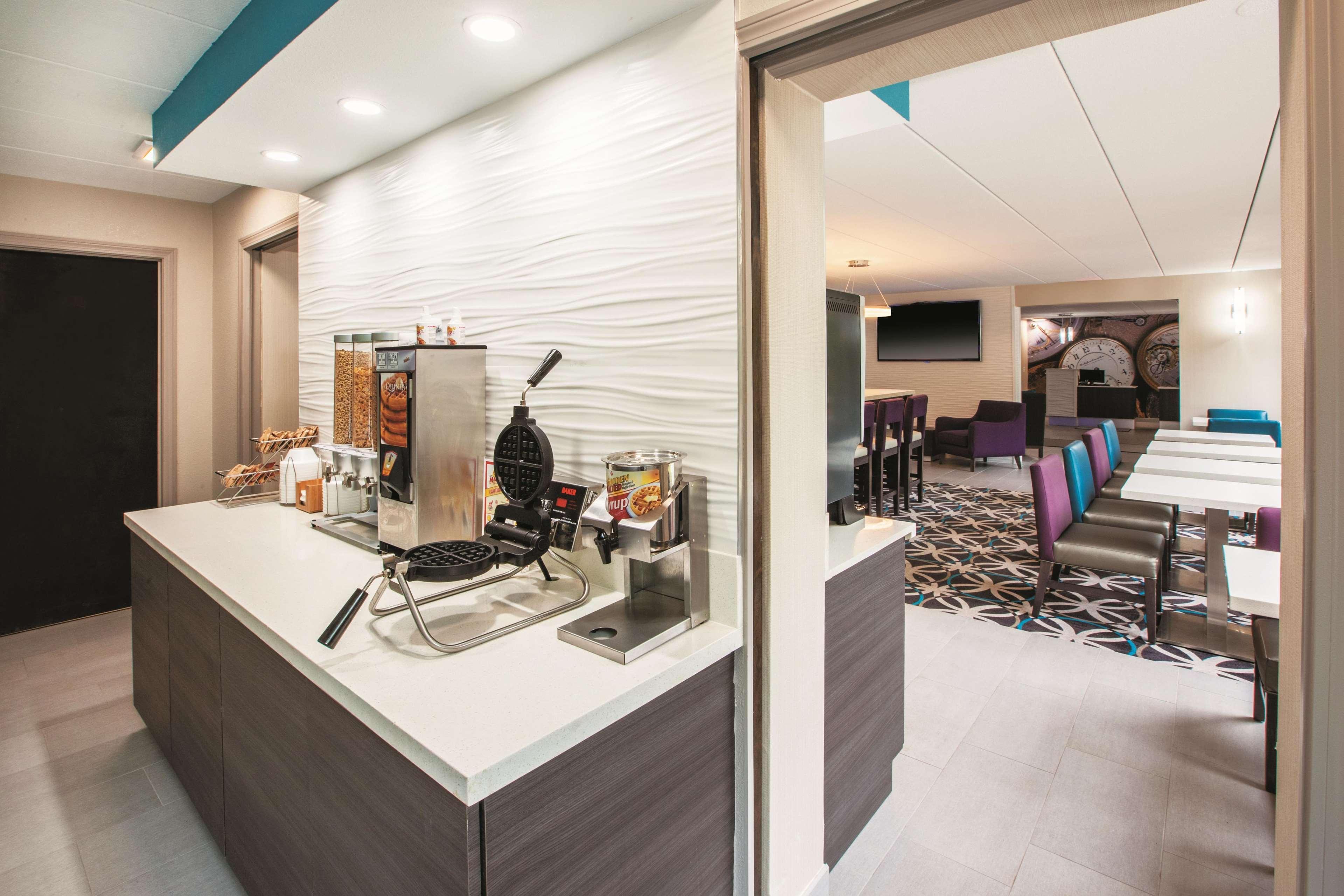 La Quinta By Wyndham Sturbridge Hotel Bagian luar foto