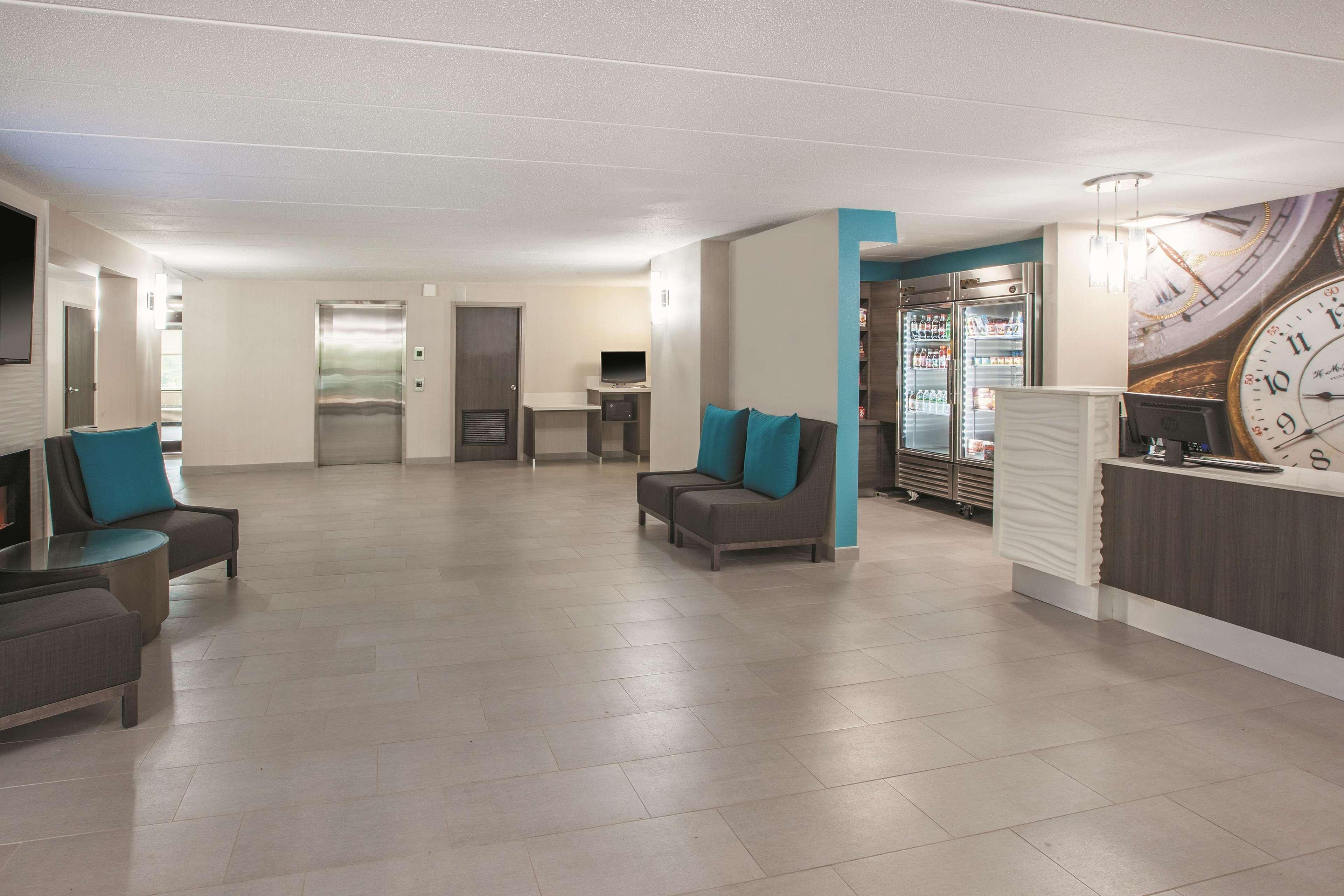 La Quinta By Wyndham Sturbridge Hotel Bagian luar foto