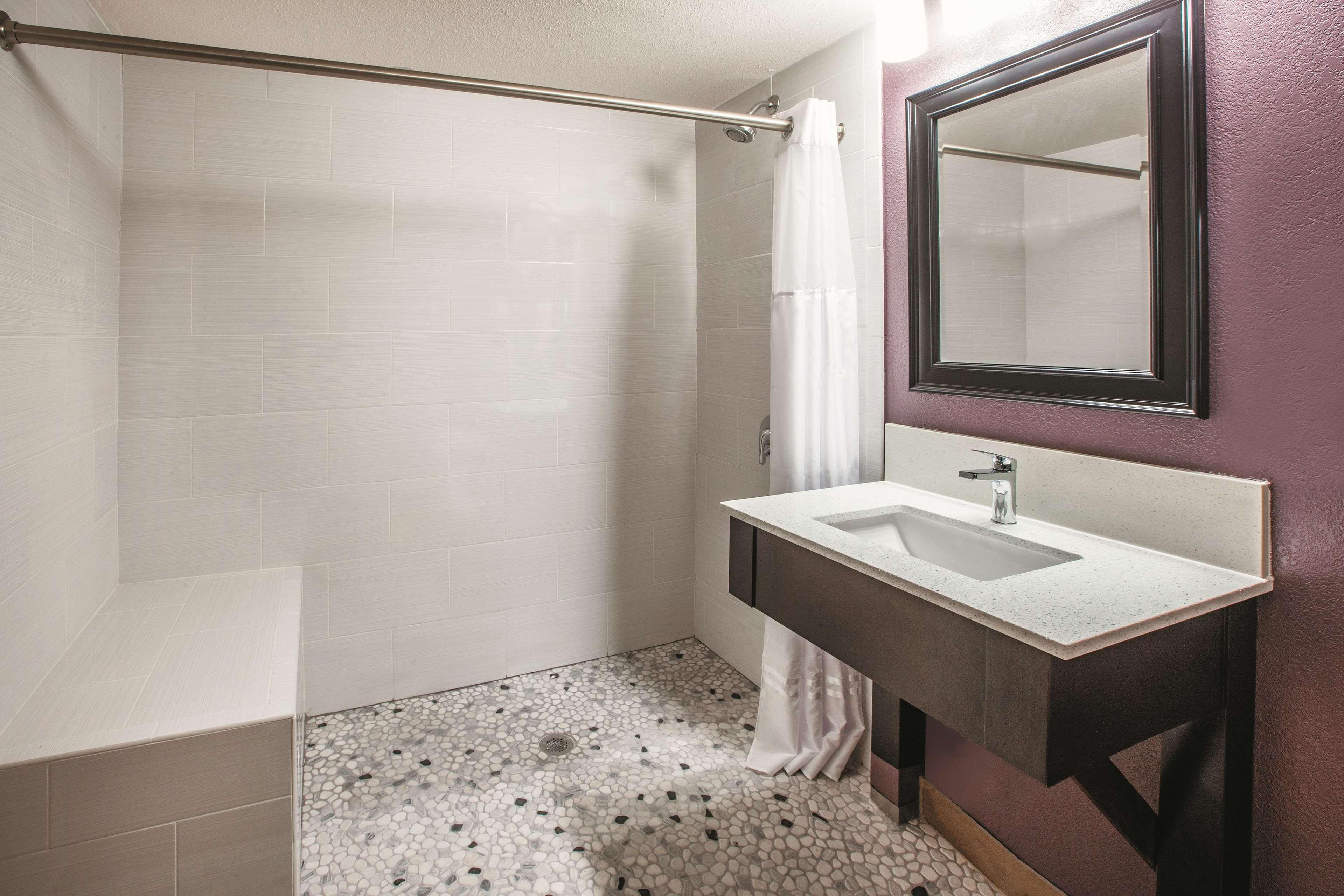 La Quinta By Wyndham Sturbridge Hotel Bagian luar foto