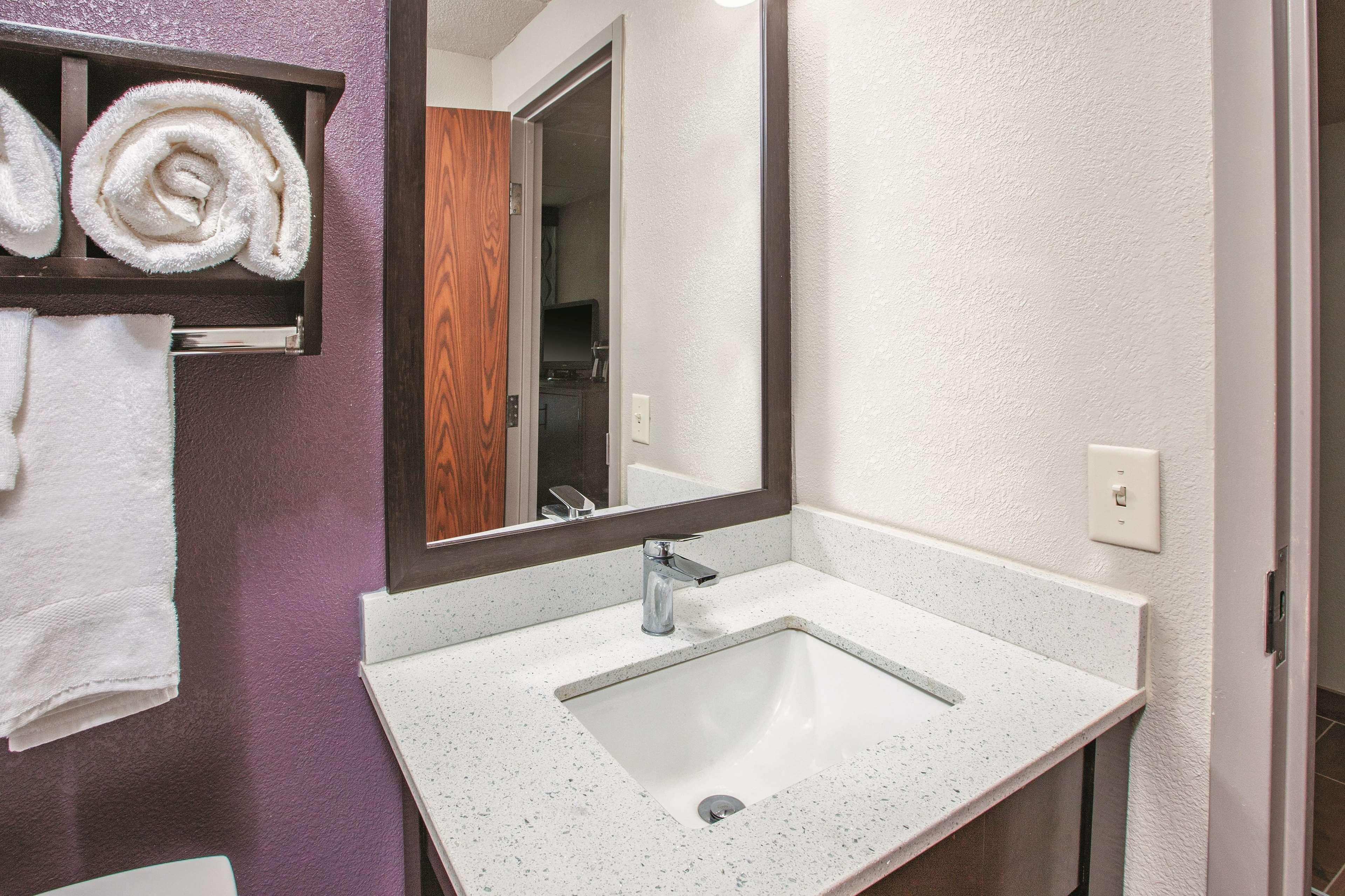 La Quinta By Wyndham Sturbridge Hotel Bagian luar foto