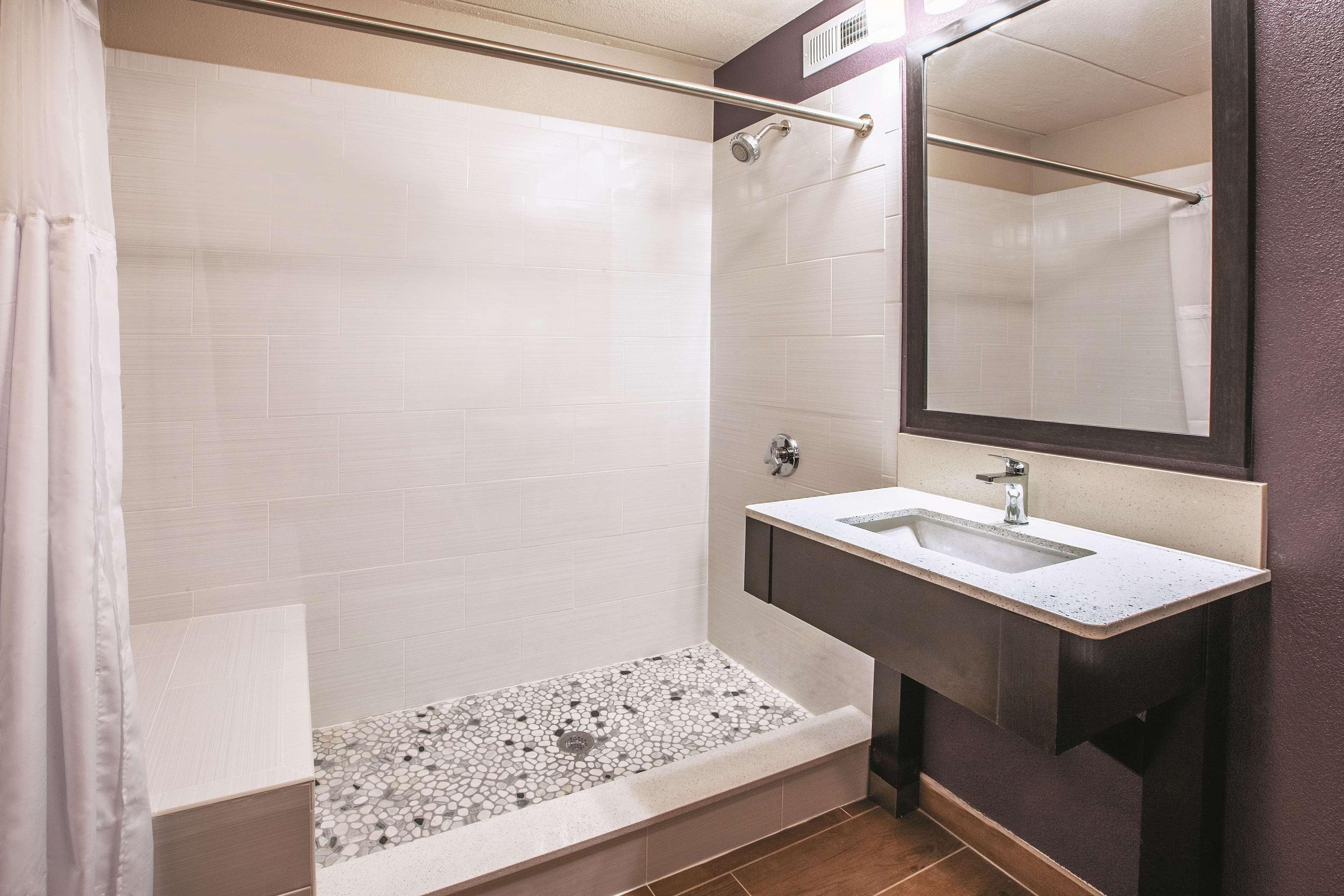 La Quinta By Wyndham Sturbridge Hotel Bagian luar foto