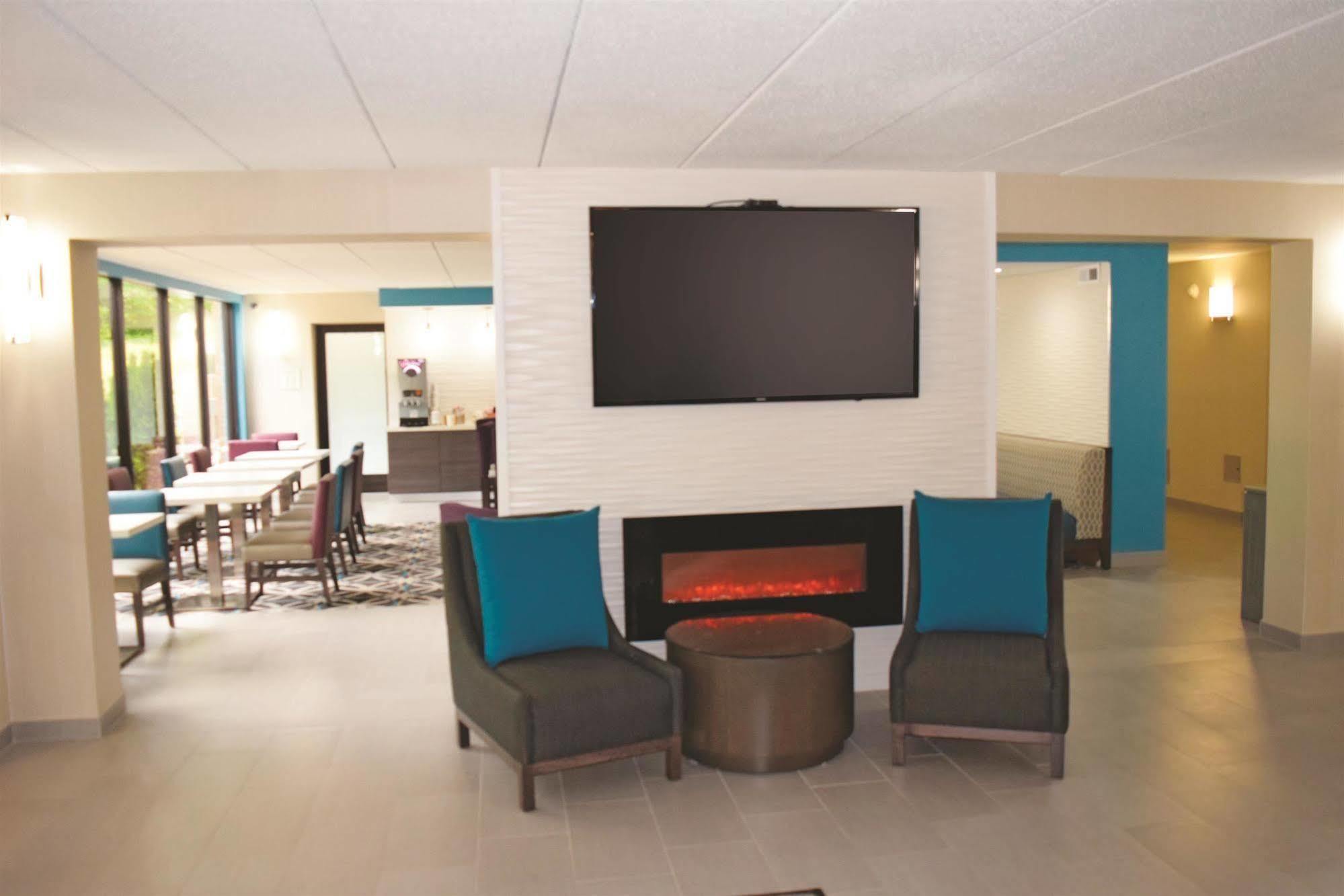 La Quinta By Wyndham Sturbridge Hotel Bagian luar foto