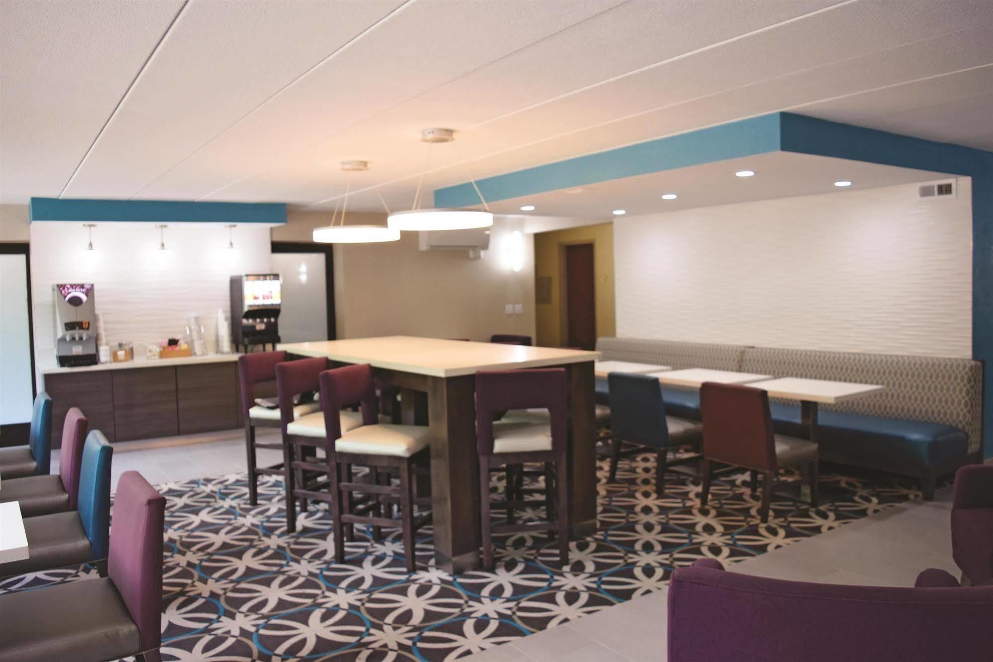 La Quinta By Wyndham Sturbridge Hotel Bagian luar foto