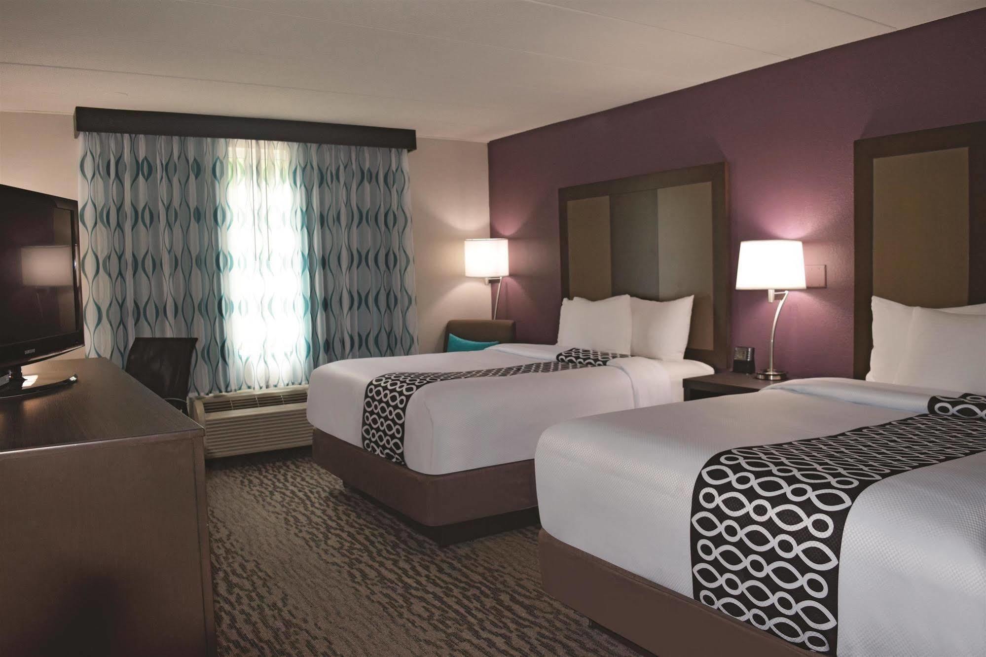 La Quinta By Wyndham Sturbridge Hotel Bagian luar foto