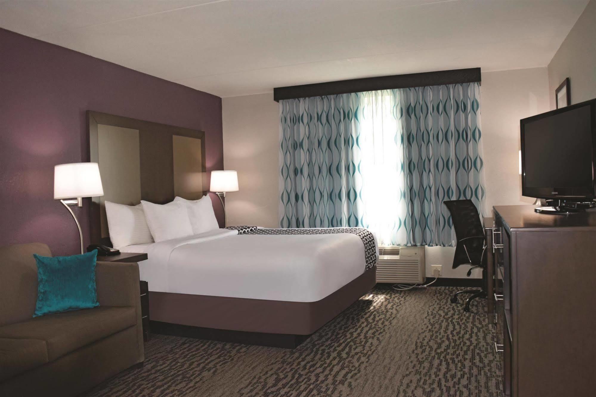 La Quinta By Wyndham Sturbridge Hotel Bagian luar foto