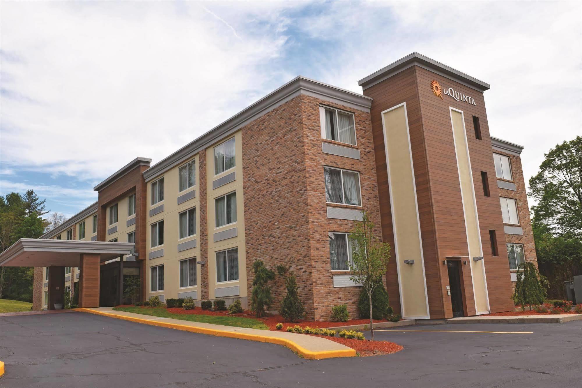 La Quinta By Wyndham Sturbridge Hotel Bagian luar foto